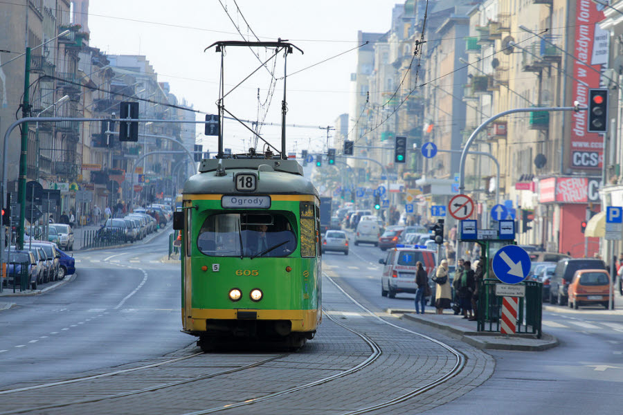 Grön spårvagn i Poznan