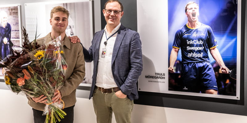 Truls Möregårdh avtäcker sitt porträtt på Malmö Airport tillsammans med Nils Funke, flygplatschef.