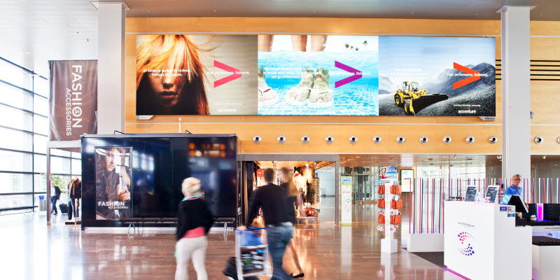 Kvinna på ett reklambudskap på flygplatsen 