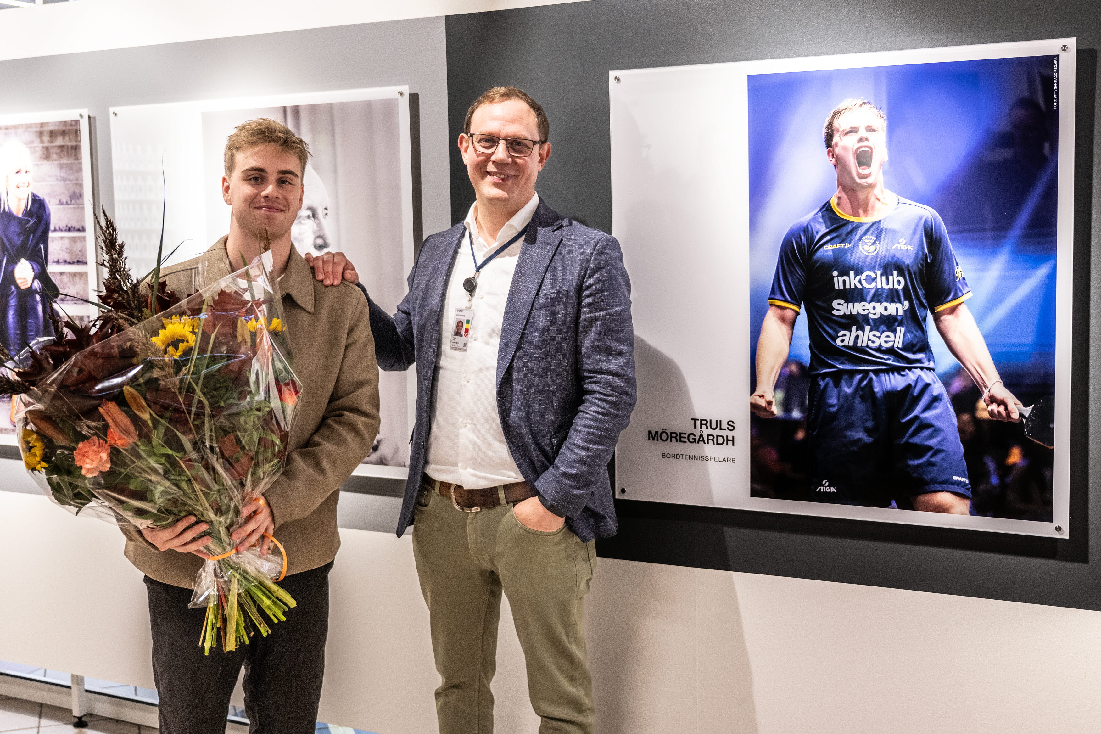 Truls Möregårdh avtäcker sitt porträtt på Malmö Airport tillsammans med Nils Funke, flygplatschef.