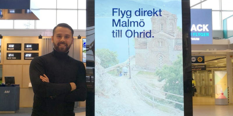 Ismail står bredvid en ljuslåda