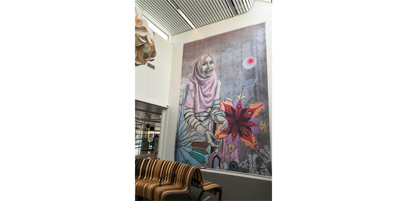 Konstverk med kvinna i rosa sjal och blomma