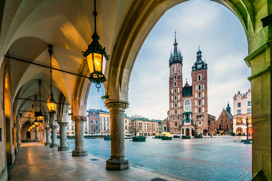 Marknad i Krakow, er hus med torn genom ett valv