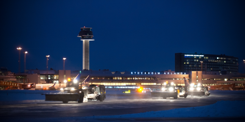 Snow clearance at night at Arlanda.