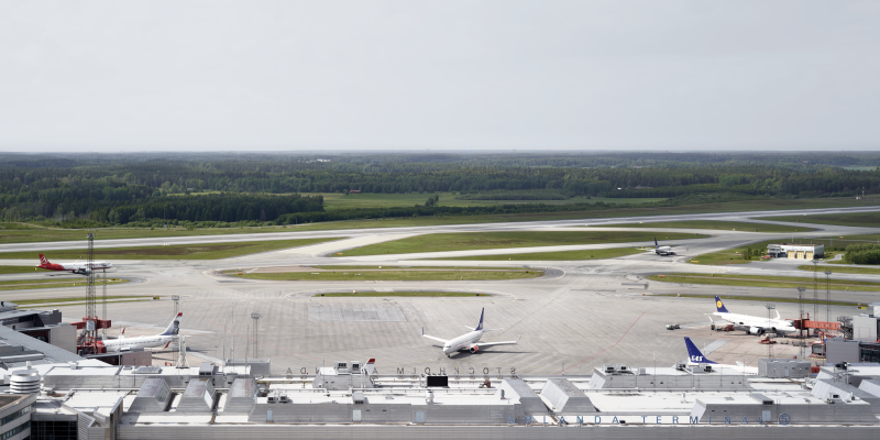 Vy över start- och landningsbanor med flygplan på Arlanda 