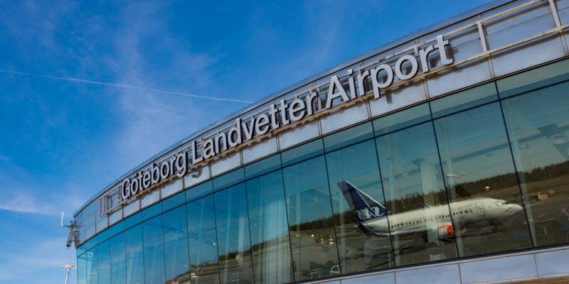 Göteborg Landvetter Airport med blå himmel och ett flygplan som speglar sig i glaset