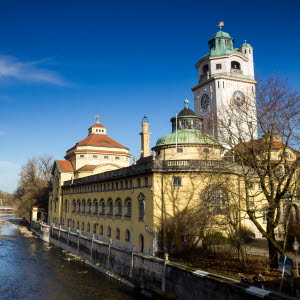 Munchen kyrka vid vatten