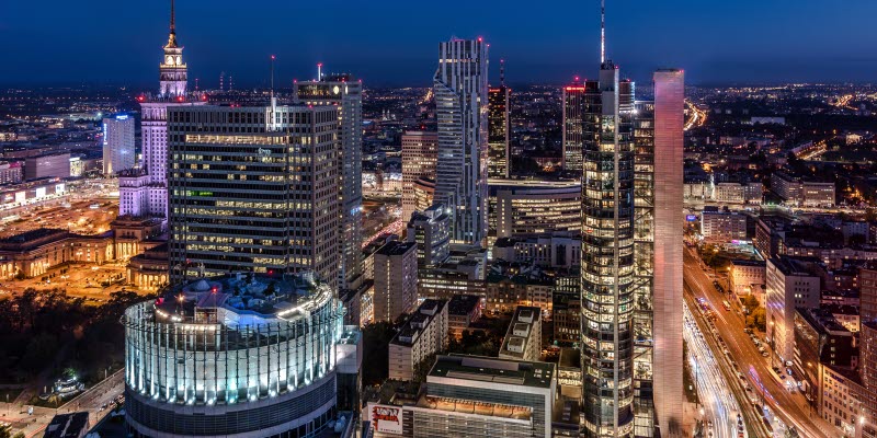 Panoramavy på kvällen över Warszawa stad