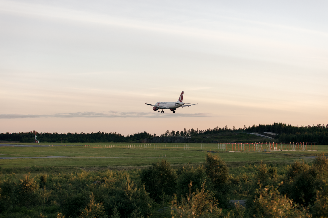 Ett plan går ner för landning på Göteborg Landvetter Airport