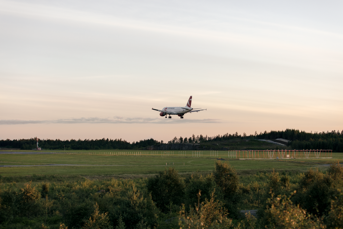  A plan goes down for landing at Göteborg Landvetter Airport