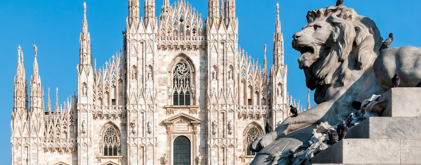 Kyrka i Milano med lejon i förgrunden