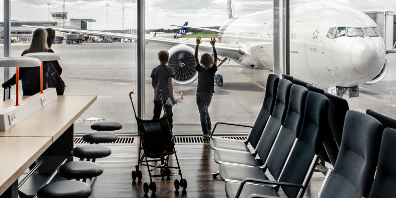 Sittplatser med eluttag vid fönster med ett flygplan utanför på Arlanda terminal 5