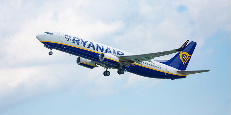 Ryanairflygplan bland molnen