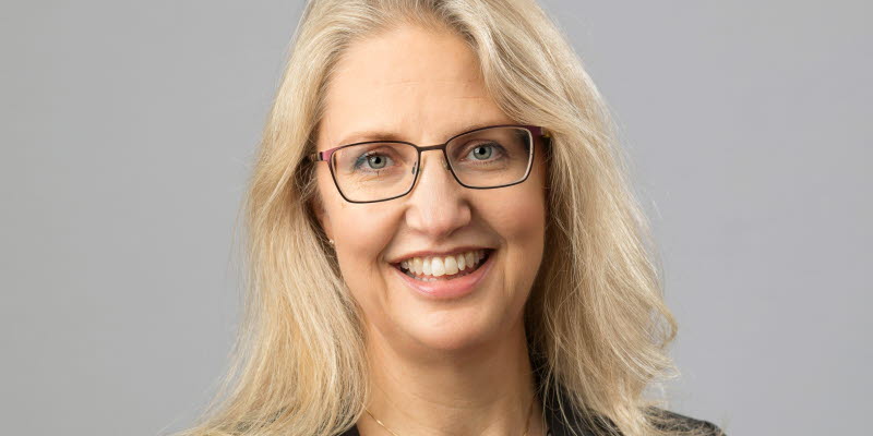 Portrait photo of woman with glasses