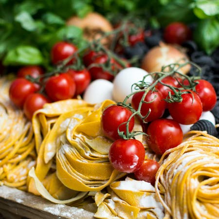 Färsk pasta, cocktailtomater, mozzarellabollar och basilika.