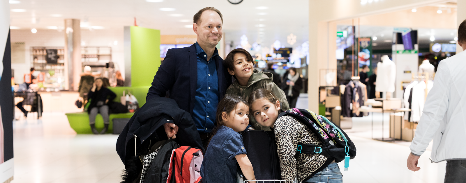 Familj på flygplatsen