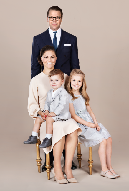 Ett foto av Kronprinsessfamiljen, kronprinsessan Victoria, prins Daniel, prinsessan Estelle och prins Oscar
