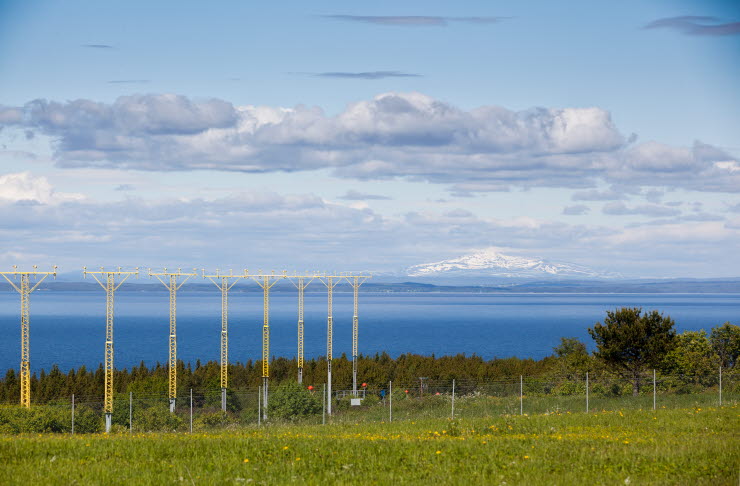 Approach to Åre Östersund Airport with awith a lake and a snowy mountain in the background