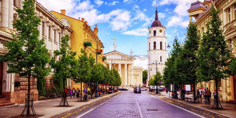 Katedralen ses från Gediminas Avenue, huvudgatan i Vilnius, Litauen, en populär shopping- och matställe