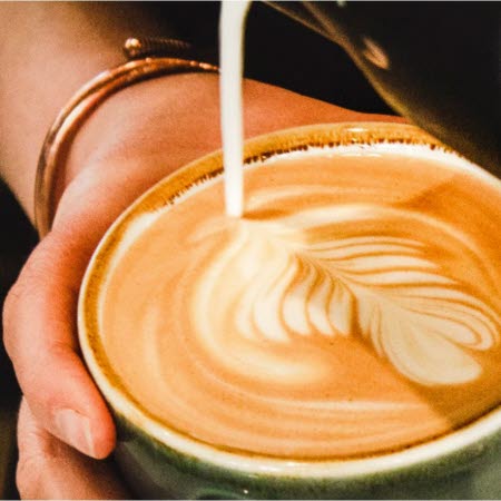 Mjölk hälls i latte