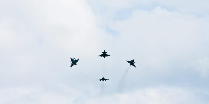 Fyra flygplan som flyger i luften