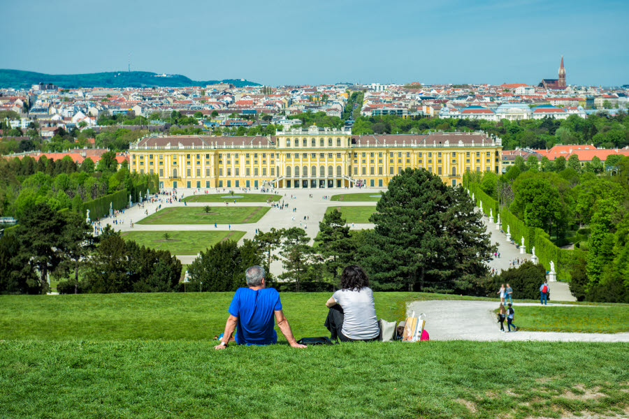 Turister som besöker det berömda Schonbrunn-slottet i Wien, Österrike