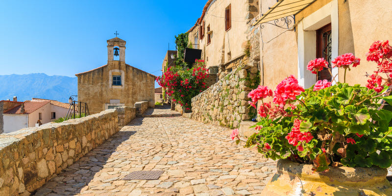 Lilla byn Sant' Antonino på franska ön Korsika
