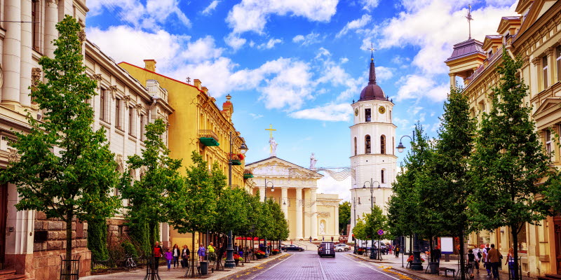 Katedralen ses från Gediminas Avenue, huvudgatan i Vilnius, Litauen, en populär shopping- och matställe
