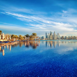 Vy över pool och hamn i Dubai