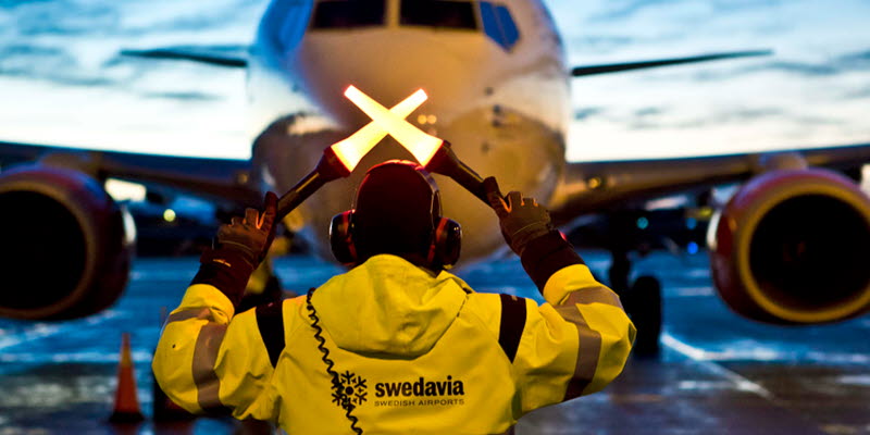 Swedaviamedarbetare framför flyg