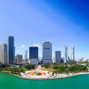Miami med skyskrapor och vatten