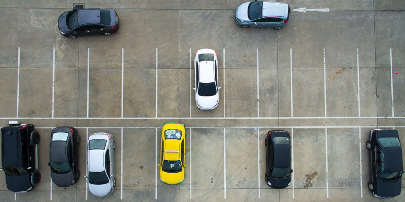 Parkeringsplats med bilar som är parkerade och som ska parkera