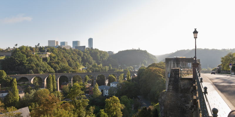Luxemburg City, utsikt från Rue de Clausen Rocher du Bock till Passerelle bron över Pfaffenthal dalen. 
