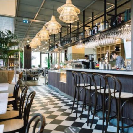Restauranginteriör med vy över baren.
