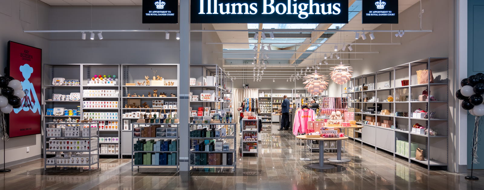 Vy över Illum Bolighus entré
