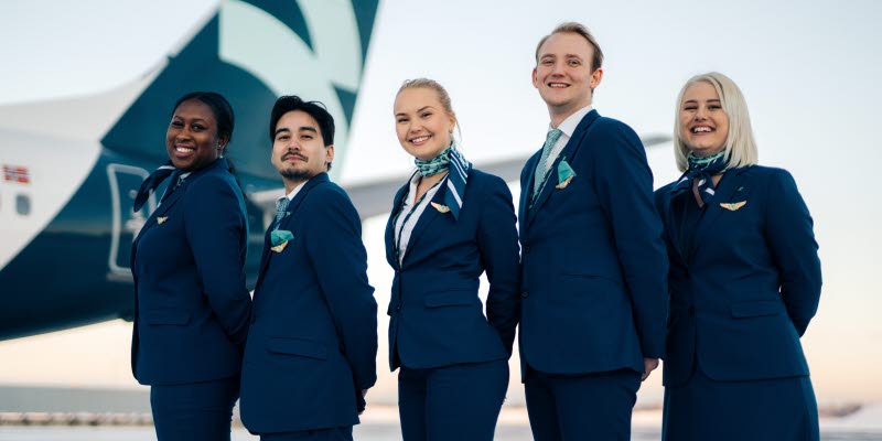 Flight attendents from Flyr in front of camera