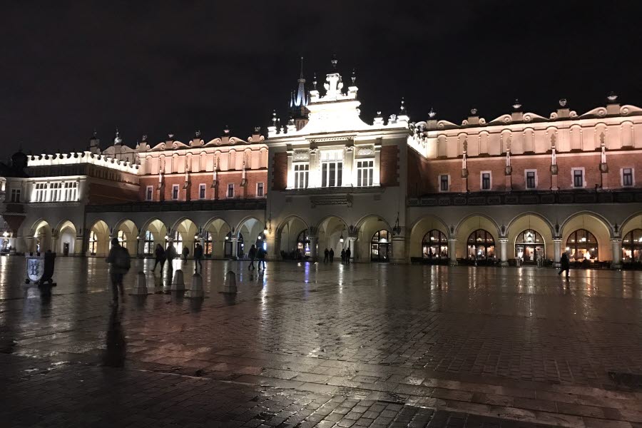 Torget Rynek Glowny är omringat av historiska byggnader. 