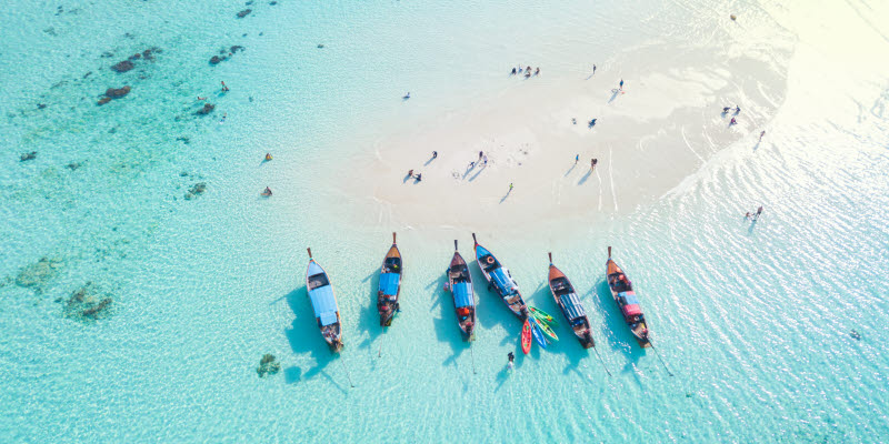 Strand och turkosblått vatten i Krabi