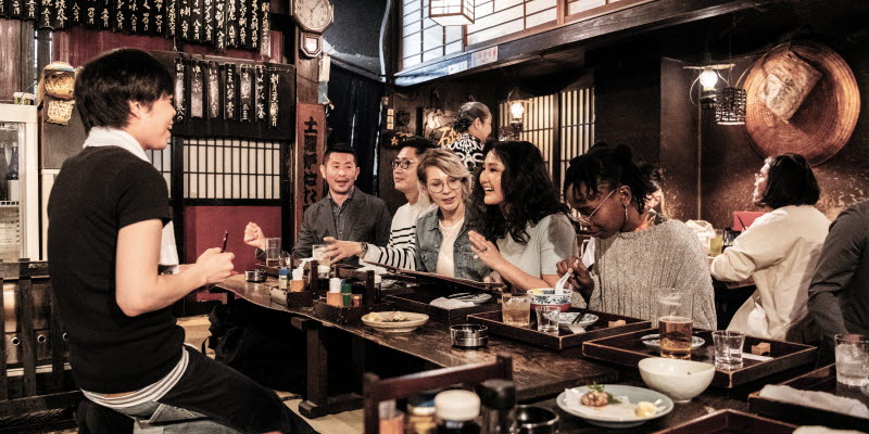 Människor sitter och äter i en japansk restaurang